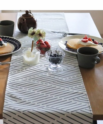 「valo（バロ）」と「Jubilee（ジュビリー）」のコラボレーションテーブルランナー。北欧モダンなジオメトリック柄が、食卓をスタイリッシュに演出してくれます。サイズは183cm×30cm。直線ラインや曲線などデザインのバリエーションも豊富です。