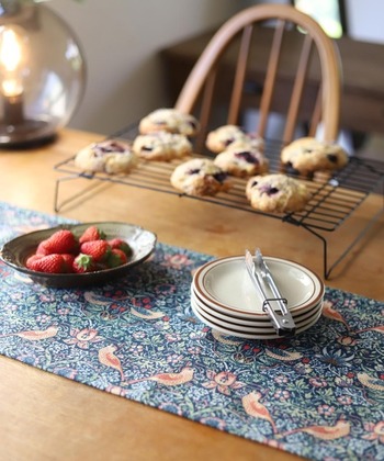 ウィリアム・モリスの人気パターンをテーブルランナーに。クラシカルなボタニカルやフローラルデザインが、テーブルを美しく彩ります。30x183cmと30x70cmで、ダイニングテーブル以外にも短いサイズはローテーブルに敷いてもOK。15～16種類からお好みのものを選んでみてください。