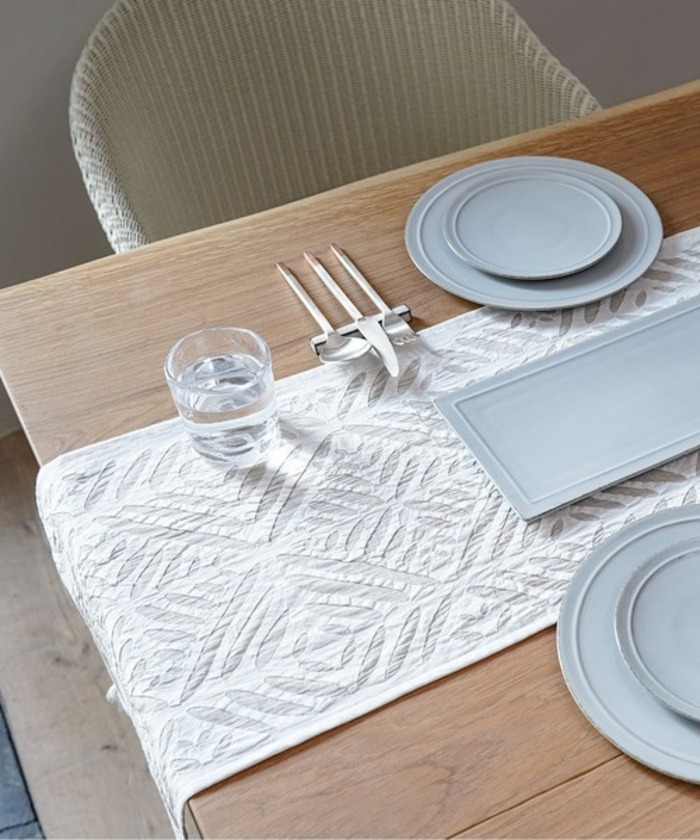 【深川製磁】白金波鶴紋　屠蘇器揃（銚子、盃3個、面長皿） 深川製磁】白金波鶴紋 屠蘇器揃（銚子、盃3個、面長