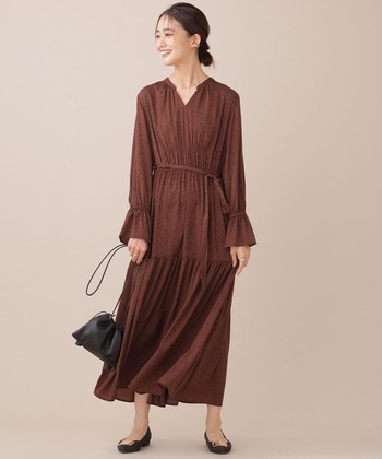 女性らしい雰囲気のコーディネートを楽しみたい方には、ふんわりとしたシルエットが可愛いティアードデザインのワンピースがおすすめです。トレンドのライトグレーカラーは一枚でこなれた雰囲気に仕上がるので、一枚あると心強いですよ。