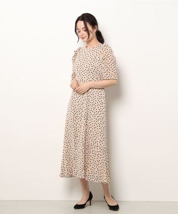 上品な雰囲気あふれるベージュカラーのワンピース。落ち感のある素材が優しくフェミニンな雰囲気に仕上げてくれます。フォーマルな場面にも使えるデザインで長く愛用できそうですね。