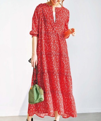 フェミンな着こなしを楽しみたい方には、華やかな赤いドットワンピースがおすすめです。きつい印象になりそうな赤も、動くたびに揺れるふわっとしたデザインで柔らかい印象に。