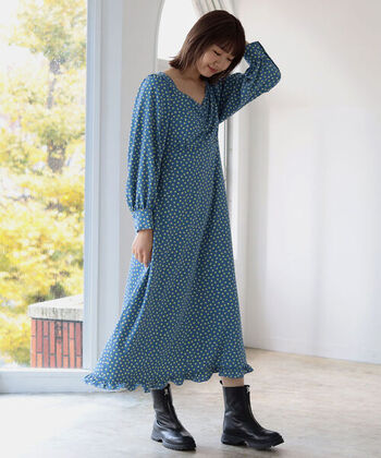 上品さと爽やかな雰囲気を併せ持つブルーのワンピース。ペンタゴンネックがデコルテをきれいに見せてくれます。ウエストが高めなのでスタイル良く見せてくれるのも嬉しいポイント。