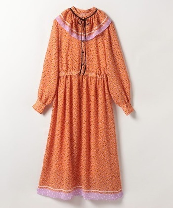 クラシカル＆レトロなデザインが上品な雰囲気。足元はブーツや革靴など、カチッとした靴と合わせても可愛い。フリル襟は取り外し可能で、オン・オフ様々なシーンに活躍してくれます。