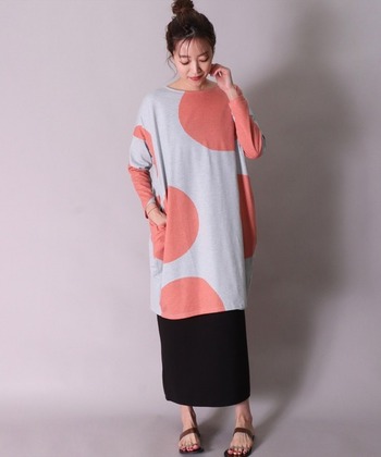 大柄ドットが印象的な唯一無二なおしゃれデザイン！カットソー生地で肌触りよく、爽やかな着心地です。チュニック丈なので着回し力も抜群♪思わず自慢したくなるような一枚ですね。