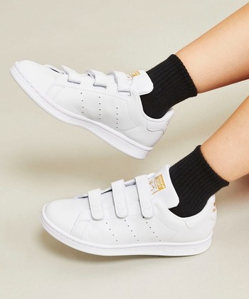 いわずと知れた名作スタンスミス。こちらは、リサイクル素材を使用したレースレスモデルです。ベーシックで合わせやすく、ベルクロ仕様なので甲に合わせてフィット感を調節できます。