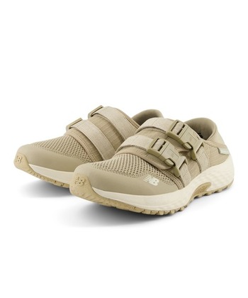 ニューバランスのバックル仕様のスニーカー。踵が踏めるので、突っかけサンダル感覚で履くこともできます。アッパーはメッシュ素材で通気性がよく、デイリーからアウトドアシーンまで活躍。