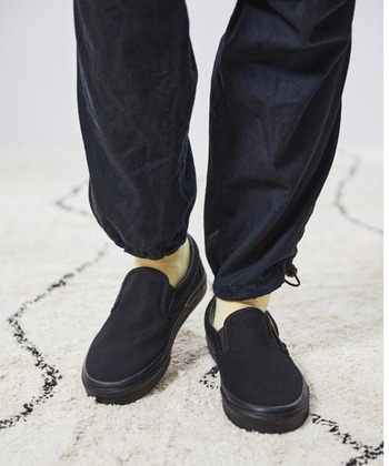 VANSのクラシックラインを代表するモデル。シンプルかつベーシックなスリッポンスニーカーで、オールブラックはクールで洗練された雰囲気。カジュアルだけでなく、きれいめコーデにもマッチします。