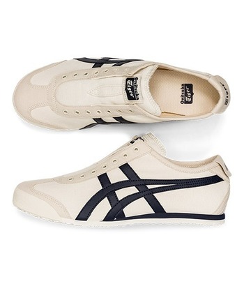 定番MEXICO 66のラインデザインはそのままに、スリッポンにアレンジしたモデルです。甲にはエラスティックバンドを搭載しフィット感のある履き心地で、着脱のしやすさがうれしいポイント。ホワイトやネイビー、レッドなどカラーが豊富なのも魅力です。