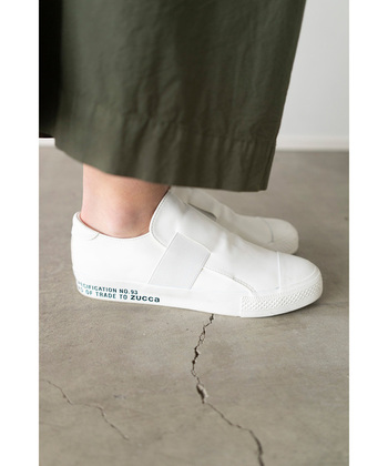 ZUCCaで人気のベルテッドスニーカーは、甲の部分にベルトが1本通ったデザイン。合皮なので程よくきちんと感もあり、ソールのかかと部分のロゴがスタイリッシュです。