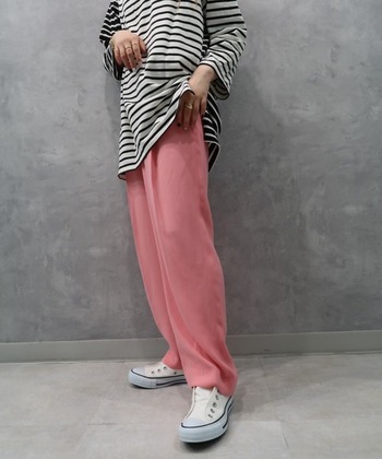 ボーダーTシャツ×カラーパンツに、コンバースのオールスタースリップ3OXを合わせたスタイリング。リラックス感のあるコーデに、紐なしのラフな雰囲気がマッチしています。

#ボーダーTシャツ　#ゆるカジコーデ