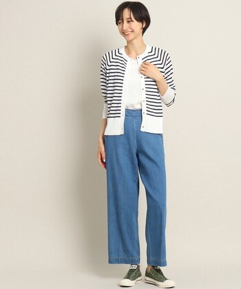 ボーダーカーディガン×デニムのきれいめカジュアルに、オールスタースリップ3OXを合わせたスタイリング。あえてグリーン系の紐なしスニーカーで色遊びするのも楽しいですね。

#コンバース　#フレンチカジュアル