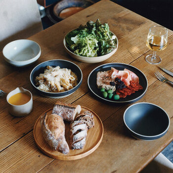 モダンな波佐見焼「HASAMI PORCELAIN」の丸皿プレート。磁器の原料（天草陶石）に独自の配合で陶土を混ぜて作られており、フチや裏面の土肌に素朴な温もりを感じます。サイズ展開が豊富で、パスタ皿には22cｍと25.5cmがおすすめです。