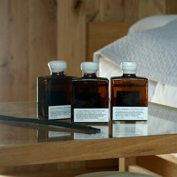 「Cold Spring Apothecary（コールドスプリングアポセカリ ー）」のプロダクトは、厳選された植物と薬草を主成分につくられており、どれも機能性と原材料のバランスを大切にしながら丁寧に調合されています。ディフューザーはアンバーフィグ、ラベンダーホワイトティー、パチュリクローヴの3種類。贅沢なアロマの香りが空間を満たしてくれます。
