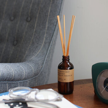 ロサンゼルスを拠点に活動する​フレグランスカンパニー「P.F.Candle CO.（ピーエフキャンドル）」のディフューザー。カリフォルニアの植物園や自然豊かな国立公園でのハイキング、海岸の香りなどからインスピレーションを得てつくられています。

