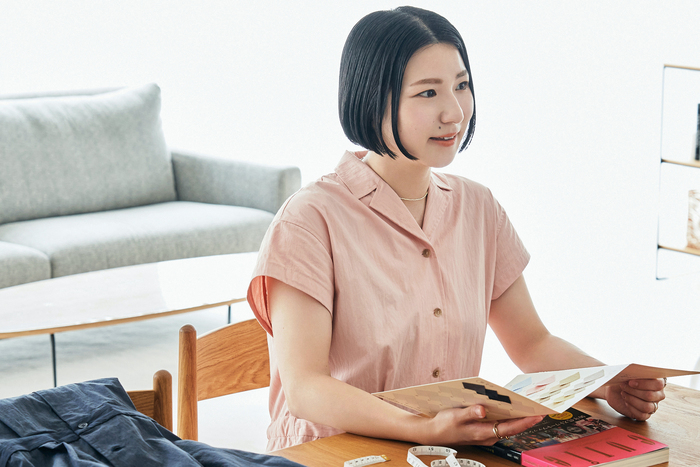 こじめぐさんは、162cm。雑誌『CUTiE』で育つも10～20代までは周りの環境に合わせてコンサバファッションが定番に。その後ファッション関連の仕事を担当するようになり、ナチュラルな雰囲気のものに傾倒。30代後半になり、カジュアルだけれどちょっとマニッシュだったりトラッドだったり、と好きなものがはっきりしてきた。小学生の頃の夢は「デザイナー」 。