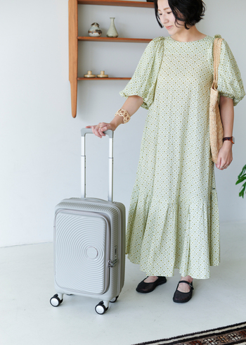 スタッフ・こじめぐは、仕事が終わった後に一人でふらっと行ける週末の国内旅行が趣味。とにかく身軽に動きたいタイプなので、新幹線の荷棚に収まって、飛行機にも持ち込めるコンパクトなサイズが好み。