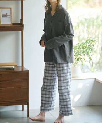冷え性さんには、適度な厚みと起毛が暖かい"ネル"のパジャマが良いでしょう。冬にぴったりの温もりある肌触りが魅力です。