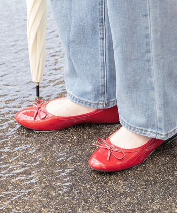 ブーツは好きじゃない…暑苦しいし、今日のコーデに合わないというときは、素敵なレインバレエシューズもおすすめ。より女性らしい雰囲気を楽しめます♪