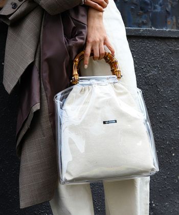 中身が濡れてしまうのを防いでくれる上に、涼しげな印象やオシャレな雰囲気もプラスできるクリアバッグ。トレンドを意識した梅雨の季節のお出かけバッグに最適です!