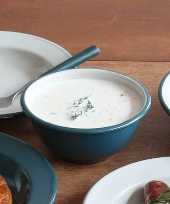 同じシリーズのボウルは、ずんぐりとしたシルエットが暖かみのあるデザインです。480ml入るので、スープの他ご飯茶碗としても使えそうです。