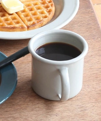 艶やかな質感と丸みのある縁で、ホーローの良さが伝わってくるマグカップです。プレートやボウルと同様にベージュとグリーン、ベージュにグリーンの縁取りの3種類あります。家族で使い分けても良さそうです。360ml入ります。