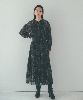 こちらもシックなデザインのボタニカルワンピース。肩にカーディガンを羽織っても素敵です。
大ぶり＆シンプルなピアスで上品なアクセントを。