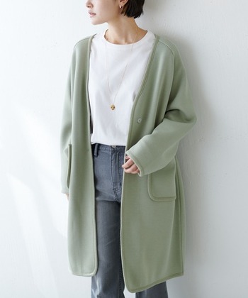 ピンクやグリーン、白など、特に今年は春らしい淡色カラーが豊富！サラリと羽織るだけで、ちょうどいい華やかさのある春コーデを作ることができますよ♪