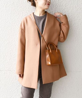 春らしい華やかなコーデにピンクのノーカラーコートは必須アイテム！洗練されたシルエットを持つノーカラーコートなら、ピンクでもかわいくなりすぎません。今年は落ち着いたくすみピンクがおすすめ。