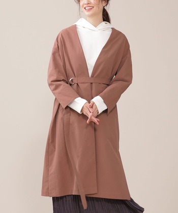 深いVネックのノーカラーコートはインナーにパーカーを選んでもすっきりと着れるので、春先から秋まで着ることができて便利。ウエストマークをすれば、ピンクのふんわりとした雰囲気を引き締めることができますよ。