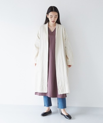 春に着たい柔らかなコーディネートには、白のノーカラーコートを。羽織るだけで秋冬コーデにはない、明るい春コーデを作ることができるんです。薄手のコットン素材ならワンピースとのレイヤードも軽やかに♪