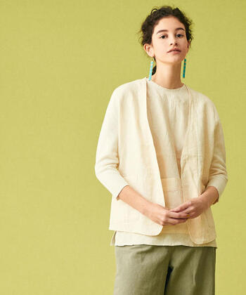 前開きのノーカラーコートはカーディガン感覚で羽織ることができるので、これからの季節に大活躍。きれいめに着たいなら縦のラインを強調するアイテムをプラスして大人っぽくコーディネート。