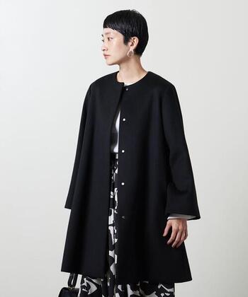 ミディ丈のノーカラーコートは、ふんわりとしたロングワンピースと重ねたり、お仕事用のテーパードパンツともバランスよく決まります。弾力ある生地感がシルエットをきれいに見せ、上品な雰囲気に。