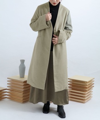 しっかりとした生地感のノーカラーコートはメンズライクな印象も。カーキはモノトーンコーデにも違和感なく馴染んでくれます。
