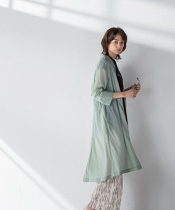 優しいカーキは、女性らしいフレアスカートとの相性もいいんです。ふんわりとした雰囲気をカーキでキリリと引き締めてくれますね。柔らかな素材のコートなら袖をまくってこなれた印象に。