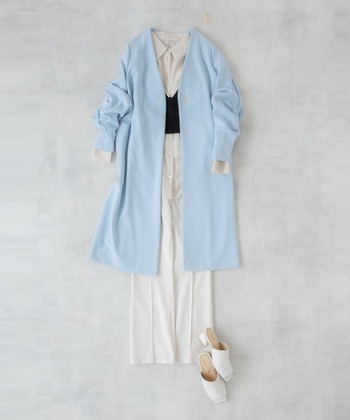 柔らかな水色のノーカラーコートなら、どこか儚げで清楚な印象にも。ベージュや白だけでなく、どんなカラーとも比較的相性がよく、シンプルな着こなしのアクセントにぴったりです。