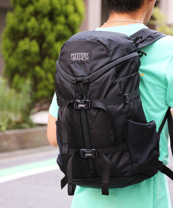 過酷な状況下で使用するユーザーに対し、心地よく、並外れた耐久性を提供してくれるバックパック。タウンユースにも使えるスタイリッシュでスマートなデザインも人気の秘密です。