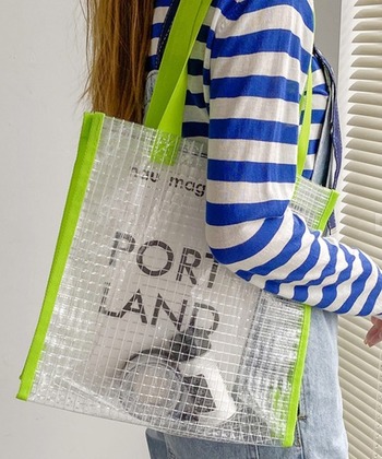 街歩きにも♪持つのも楽しい「ビニール素材」のおすすめバッグ15選