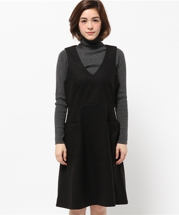 タートルネックで合わせるなら、シンプルなジャンパースカートが鉄則!色や素材感にこだわってコーディネートしましょう♪