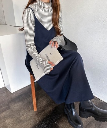 肩紐が細めの上品なジャンパースカートは、シンプルに無地のタートルで合わせます。ガーリーでちょっと大人っぽく、やり過ぎ感のないコーディネートに。