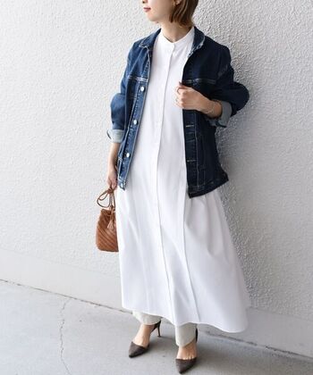 シンプルなシルエットのホワイトワンピースは、パンツに重ねると新鮮な表情に。ボトムスも同系色で色のコントラストはあまりつけずに、デニムジャケットを重ねることでメリハリをつけるのが好バランスです。