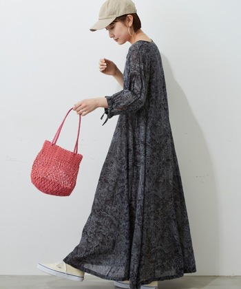 落ち着いた配色が大人っぽい花柄フレアワンピース。キャップやキャンバススニーカーを合わせることで決めすぎない印象に。赤バッグで差し色を取り入れると、ほどよいアクセントが生まれます。