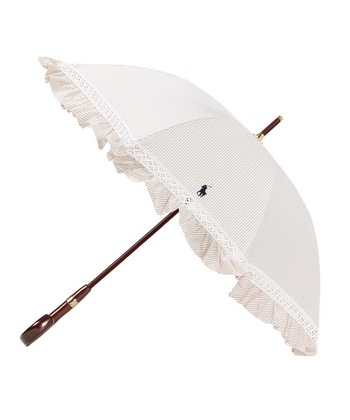 【折りたたみ✕／UV遮蔽率99.99%以上／サイズ直径80cm×全長69.7cm】
フリルのトリム付きでフェミニンな雰囲気ながら、ストライプ柄とブランドシグネチャーの刺繍でカジュアルさもプラスされています。99.99%と高い遮光率で、強い日差しから肌を守ってくれます。