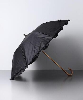【折りたたみ○／遮光率99％以上 UV遮蔽率99%以上／サイズ直径85cm×全長69cm】
リボン付きストローハットが人気の帽子ブランドから、エレガントな晴雨兼用傘が登場。パーツや色をシンプルにすることで、フェミニンなデザインながら大人っぽく持てる一本。
