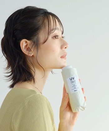 
【折りたたみ○／遮光率100% UVカット率100%／サイズ直径91cm×全長50.5cm】
持ち運びに特化した軽量コンパクトサイズの折りたたみ傘。たたんだ状態だと15.2cmと手のひらにすっぽり収まるサイズですが、広げると直径91cmもあり、しっかりと日差しから肌を守ってくれます。さらに、遮光率100%＆UVカット率100%という優秀さ！