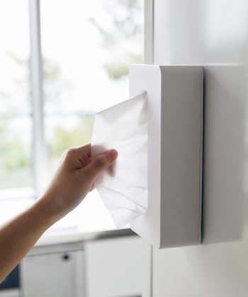 こちらは、キッチンで大活躍するtower(タワー)のマグネットティッシュケースです。
冷蔵庫などに張り付けておけば、使いたいときにさっと使えて邪魔にもなりません。