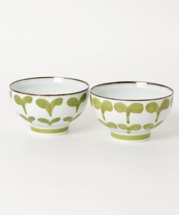 手に馴染みやすいすっきりとしたフォルムで仕上げられたペアお茶碗は、ご飯用としてはもちろん、汁物や小鉢用としても幅広く使えるアイテムです。明るいグリーンの双葉柄は食卓のポイントになります。