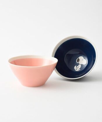 シンプルに見えて、ご飯を食べ切ると底からスヌーピーが現れる大人にぴったりのデザイン。お茶碗ではなく深さのあるボウルのため、サラダやシリアルを入れるのにも最適です。