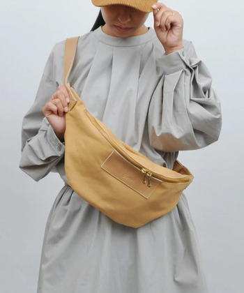 コットンキャンバスと本革のコンビネーションでカジュアルになりすぎず大人っぽい雰囲気が魅力の「Otias」のボディバッグ。シンプルかつ上品なルックスゆえに、コーディネートを選ばずカジュアルからきれいめスタイルまでフィットします。長財布や500mlのペットボトルも収納できるサイズ感で、ちょっとした外出から、旅行やレジャーにも最適。