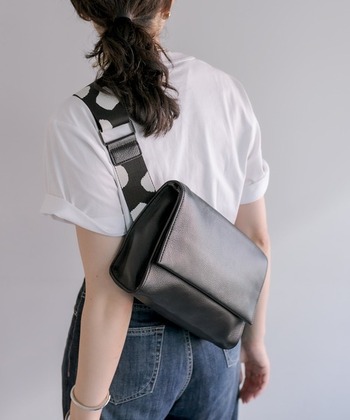 ダルメシアン柄の太ベルトがポイントになった、トレンド感あるレザーのボディバッグ。幅29.5cm、マチ9cmと大きめのつくりだから、長財布や500mlのペットボトルなどもラクラク収納できます。
他のボディバッグとは違い、ファスナーではなくマグネットボタンを採用しているため、カジュアルさが払拭されているのもポイントです。
ダルメシアン柄の他、ジオメトリック柄もあります。